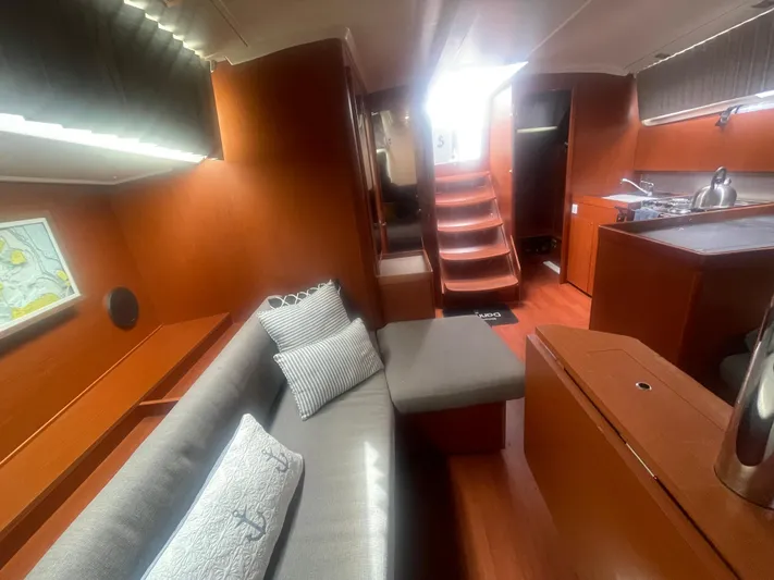 Danmark Yacht Photos Pics Interior of 2019 Beneteau Oceanis 41.1 yacht, featuring cozy seating and modern kitchen area.