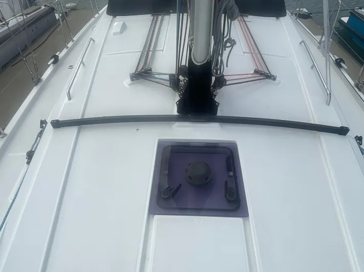 Danmark Yacht Photos Pics 2019 Beneteau Oceanis 41.1 yacht deck with mast and hatch detail.