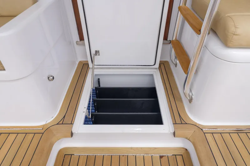 Mister Pete Yacht Photos Pics 58 C & L Mister Pete- Cockpit