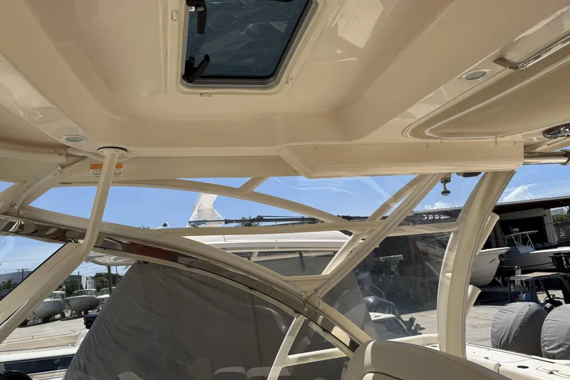 335-714 Used Yacht Photos Pics 2021 Grady-White Freedom 335 boat interior with sunroof and structural details.