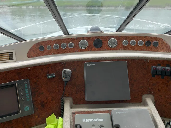  Yacht Photos Pics 1999 Bayliner 5788 Pilot House Motoryacht dashboard with navigation equipment and controls.