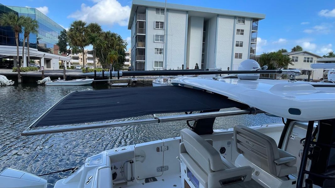 2021 Boston Whaler 350 Realm