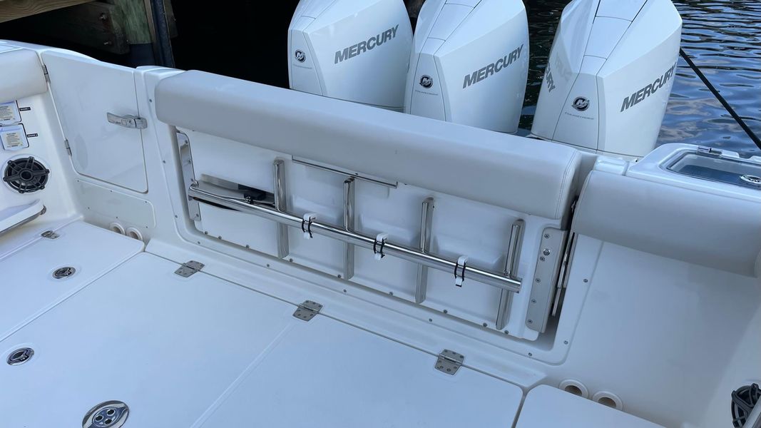 2021 Boston Whaler 350 Realm