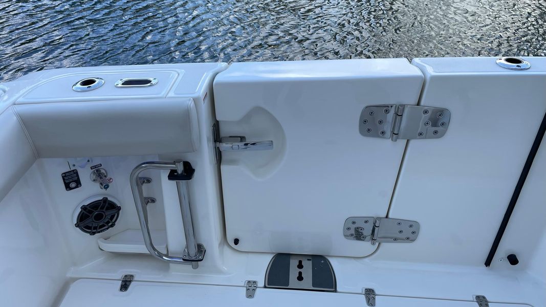 2021 Boston Whaler 350 Realm