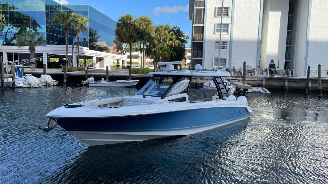 2021 Boston Whaler 350 Realm