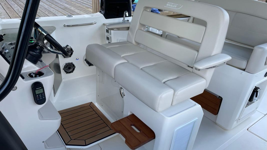 2021 Boston Whaler 350 Realm