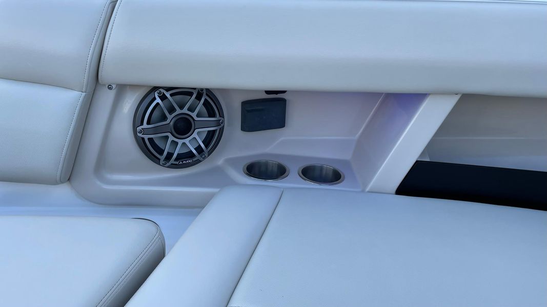 2021 Boston Whaler 350 Realm