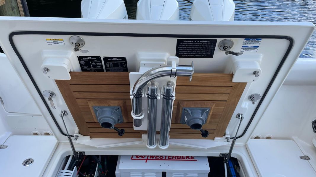 2021 Boston Whaler 350 Realm