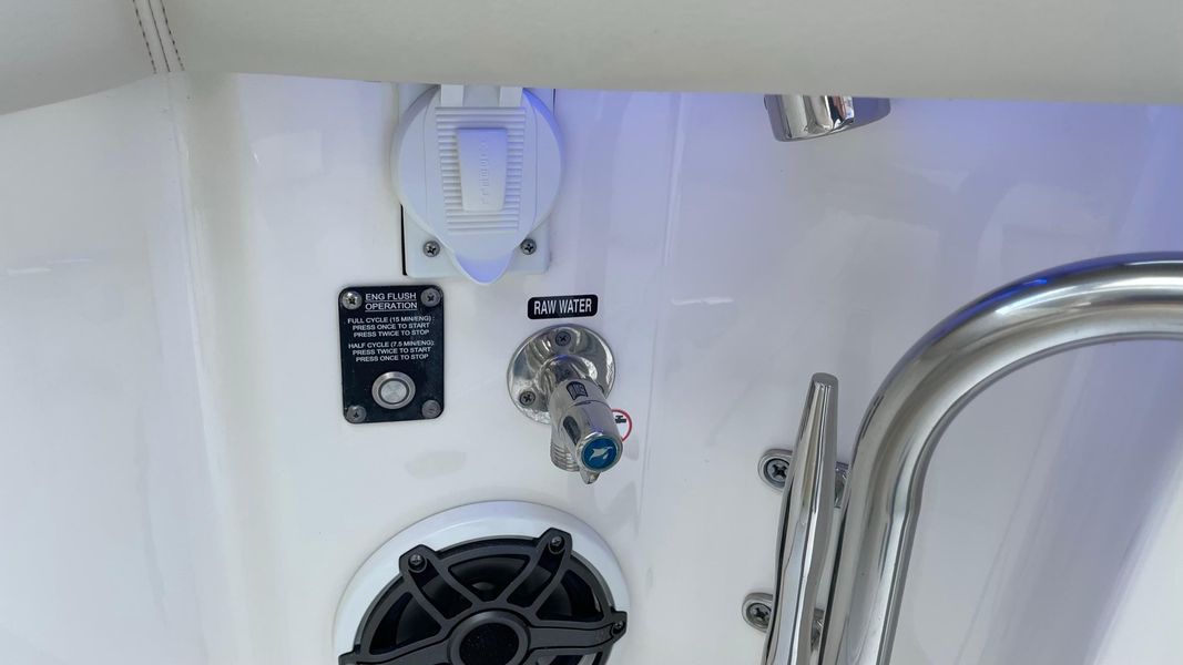 2021 Boston Whaler 350 Realm