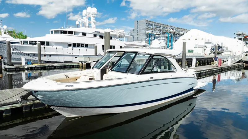 Las Brisas Yacht Photos Pics 