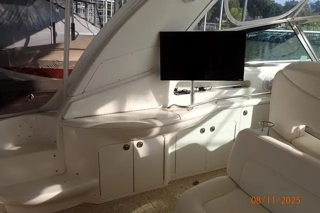  Yacht Photos Pics Interior of 2003 Sea Ray Sundancer 460 yacht with TV and seating area.