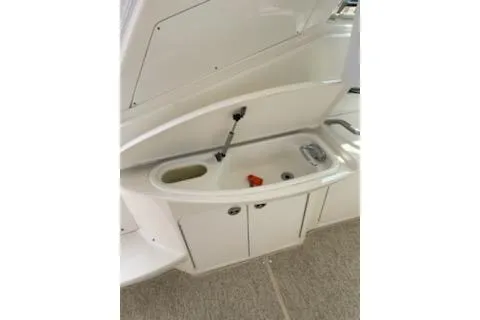  Yacht Photos Pics 2003 Sea Ray Sundancer 460 yacht sink and storage area.