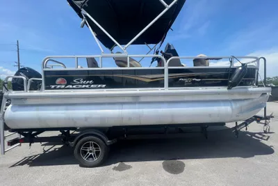 Sun Tracker Bass Buggy 18 DLX