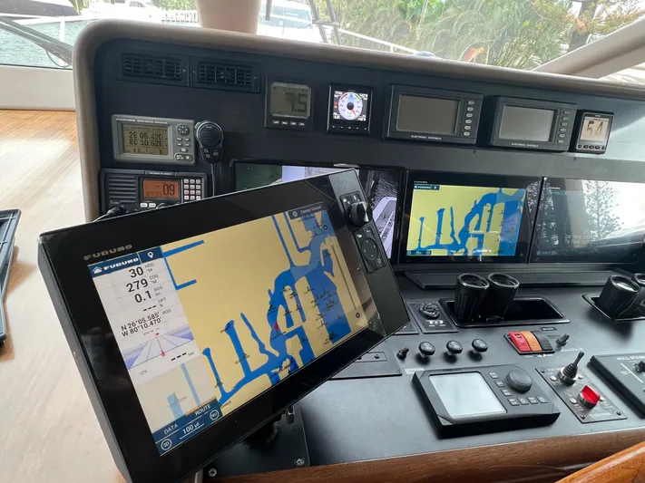 Lucky Again Yacht Photos Pics 