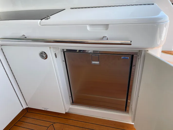  Yacht Photos Pics 2012 Sea Ray 450 Sundancer yacht kitchenette with stainless steel fridge and white cabinetry.