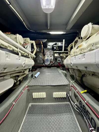 Venture 1 Yacht Photos Pics Spotless engine room