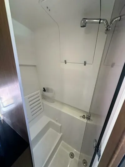 Debbie Yacht Photos Pics 2021 Beneteau Gran Turismo 32 bathroom with modern shower and sleek design.