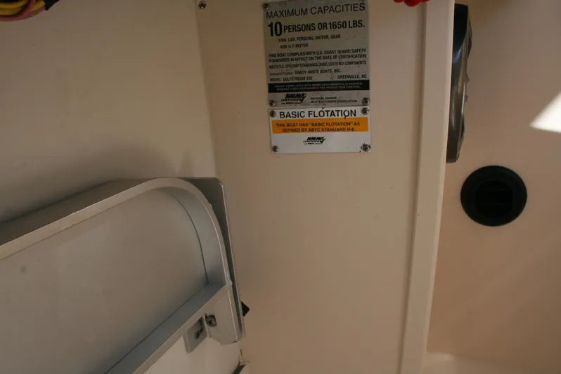 Monkey King Yacht Photos Pics 2021 Grady-White 232 Gulfstream boat capacity label, showing maximum weight and flotation details.