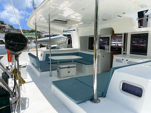 Sunshine Yacht Photos Pics 2017 Lagoon 450 F catamaran with spacious outdoor seating and modern design.