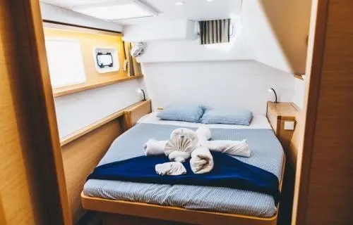 Sunshine Yacht Photos Pics Luxurious cabin interior of 2017 Lagoon 450 F yacht with neatly arranged bed.