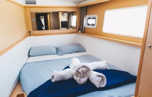 Sunshine Yacht Photos Pics Cozy bedroom in 2017 Lagoon 450 F yacht with neatly arranged towels.
