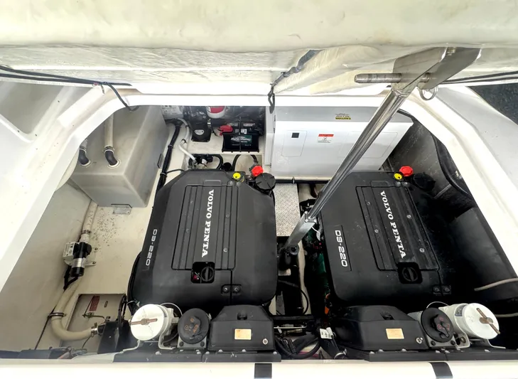  Yacht Photos Pics 2015 Regal 35 Sport Coupe - Image 40