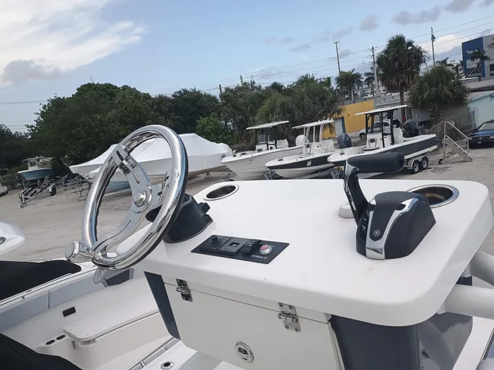 266-105 Yacht Photos Pics 2023 Robalo 266 Cayman SD boat helm with steering wheel and controls.