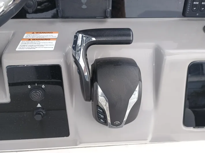 266-105 Yacht Photos Pics Throttle control of 2023 Robalo 266 Cayman SD boat dashboard.