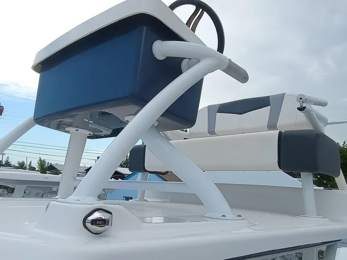 266-105 Yacht Photos Pics 2023 Robalo 266 Cayman SD boat helm and seating detail.