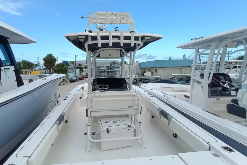 266-105 Yacht Photos Pics 2023 Robalo 266 Cayman SD boat with center console and seating, docked outdoors.