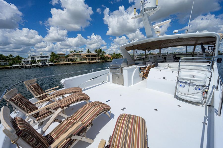 2000 Hatteras Sport Deck Motoryacht