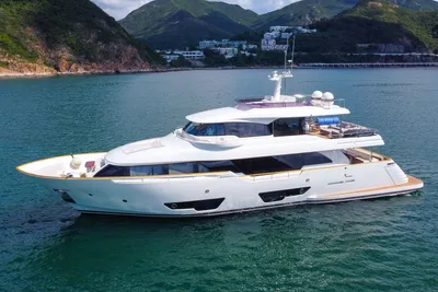 2015 Custom Line Navetta 28