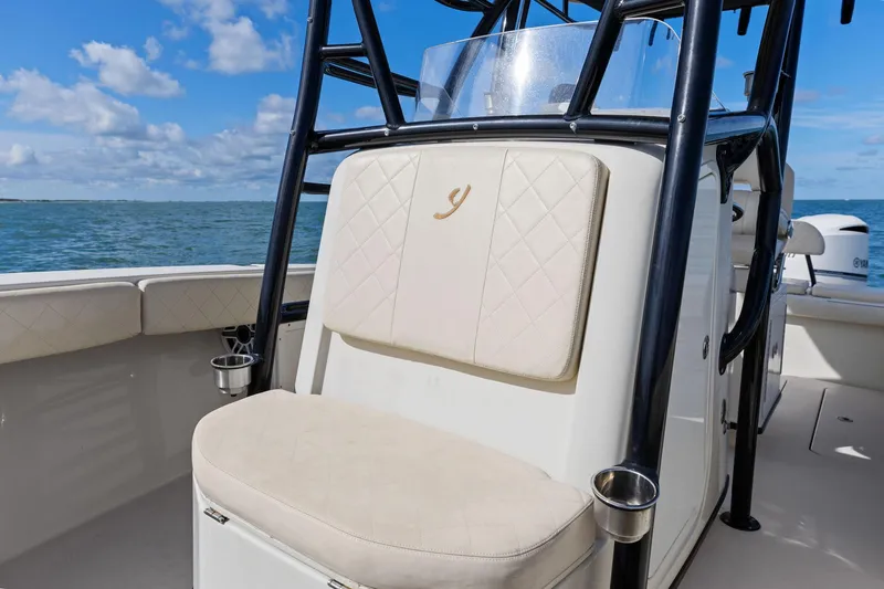  Yacht Photos Pics 2017 Young Boats 27 - Bow Seating