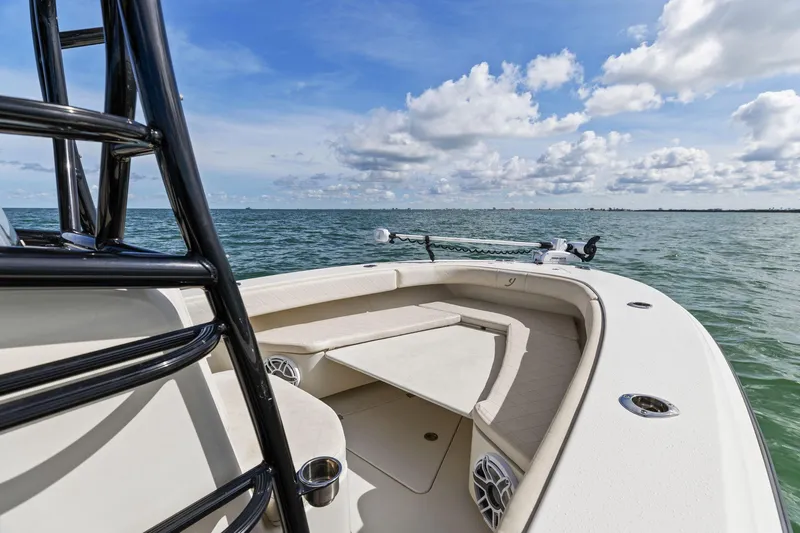  Yacht Photos Pics 2017 Young Boats 27 - Bow