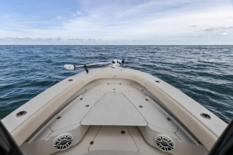  Yacht Photos Pics 2017 Young Boats 27 - Bow