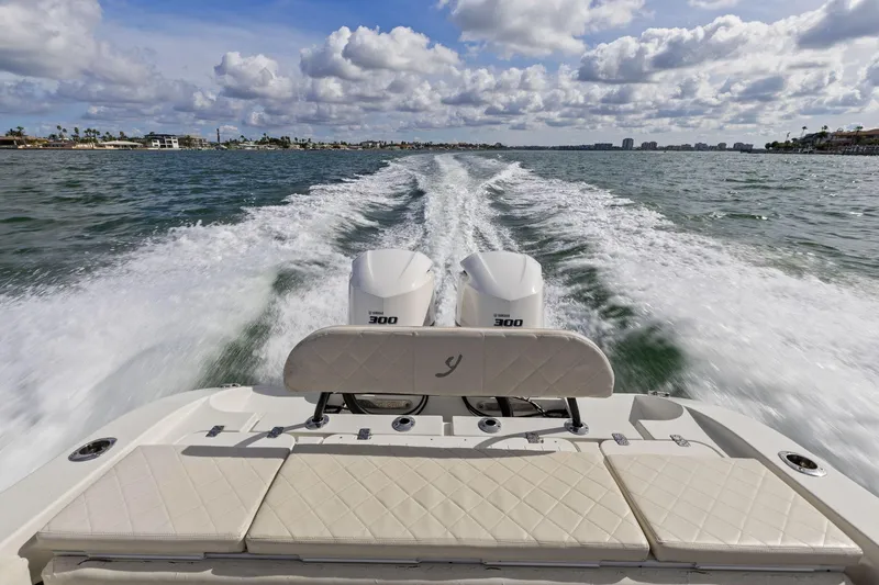  Yacht Photos Pics 2017 Young Boats 27 - Stern Seating