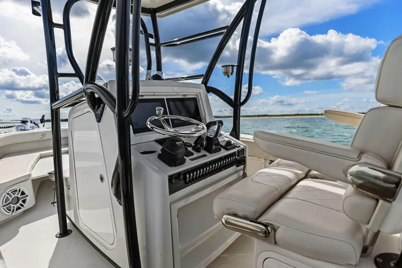  Yacht Photos Pics 2017 Young Boats 27 - Helm