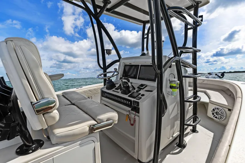  Yacht Photos Pics 2017 Young Boats 27 - Helm