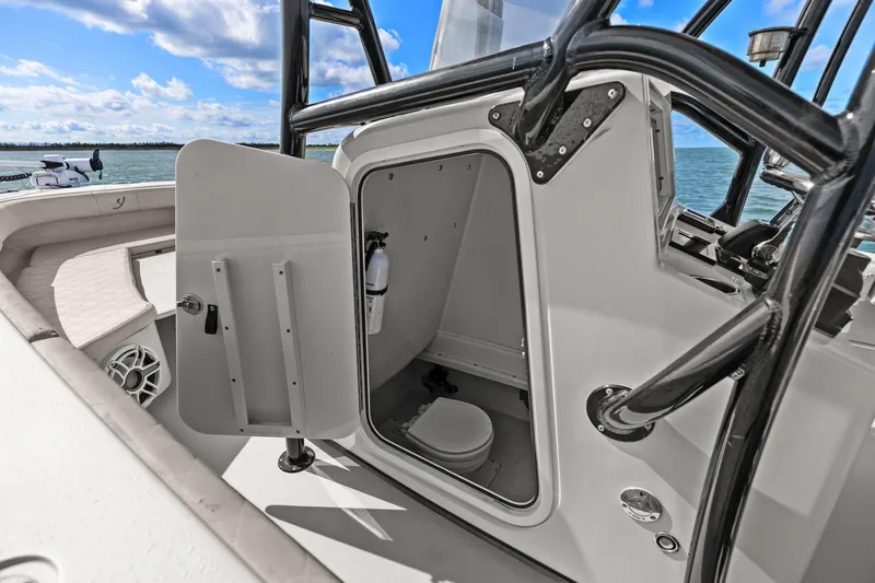  Yacht Photos Pics 2017 Young Boats 27 - Head