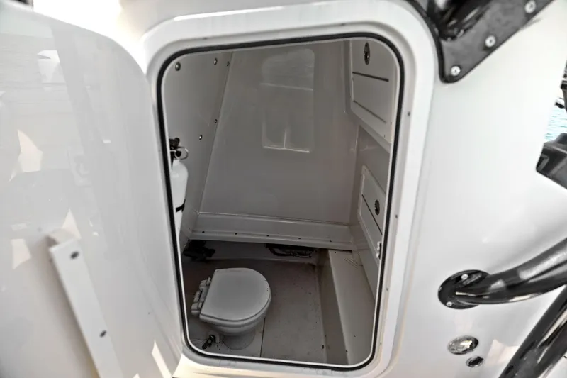  Yacht Photos Pics 2017 Young Boats 27 - Head