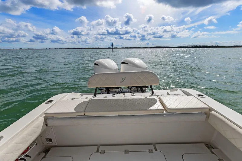  Yacht Photos Pics 2017 Young Boats 27 - Cockpit