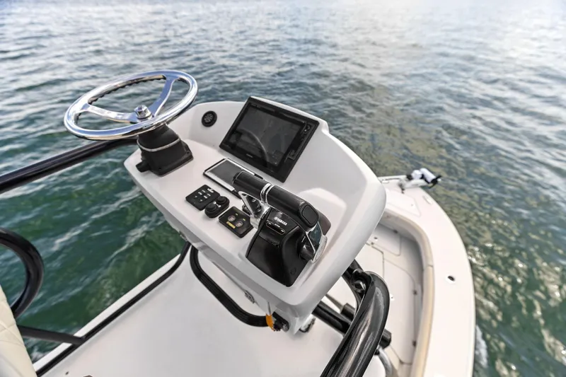  Yacht Photos Pics 2017 Young Boats 27 - Tower Helm