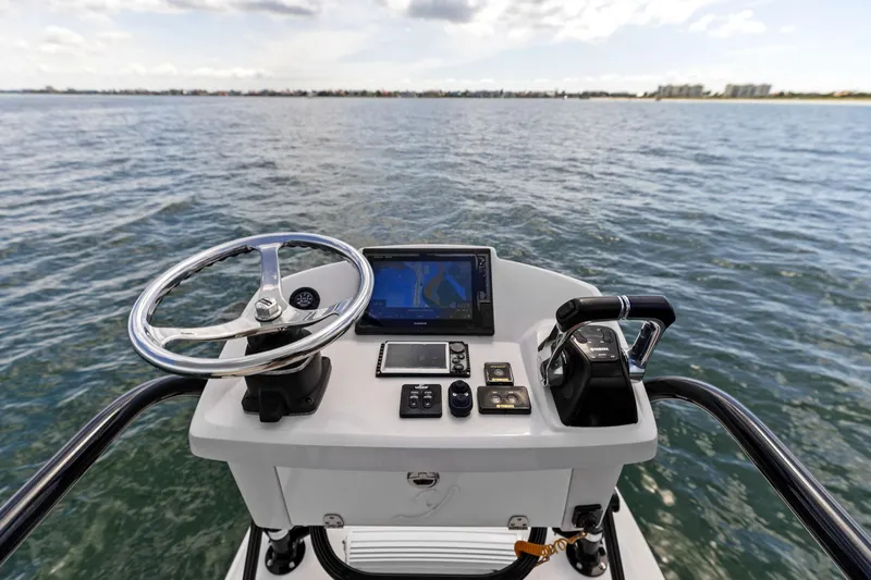  Yacht Photos Pics 2017 Young Boats 27 - Tower Helm
