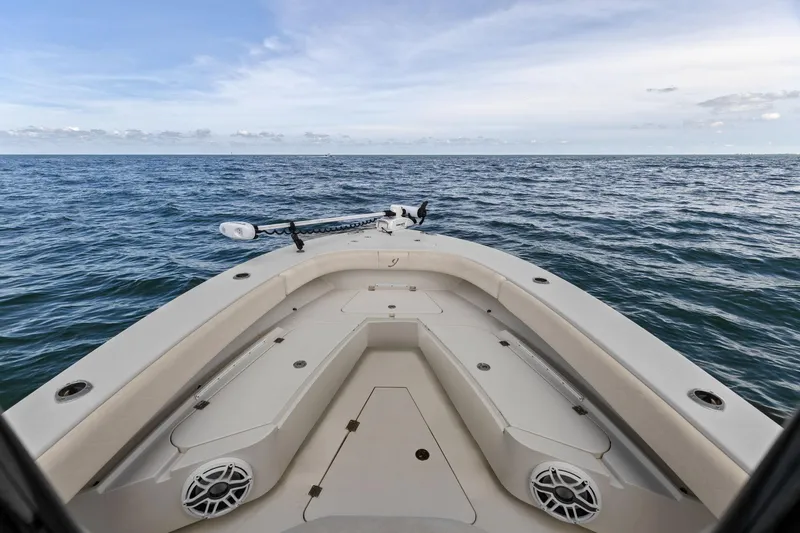  Yacht Photos Pics 2017 Young Boats 27 - Bow