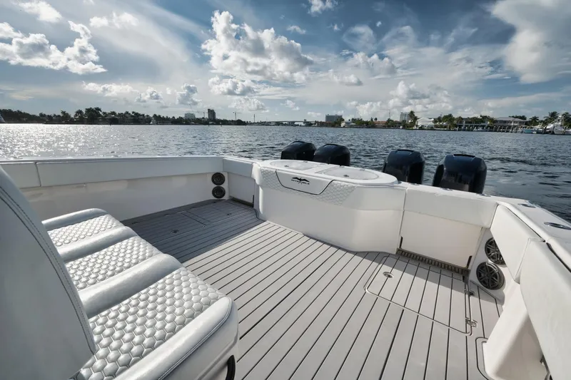 40 Invincible Yacht Photos Pics 