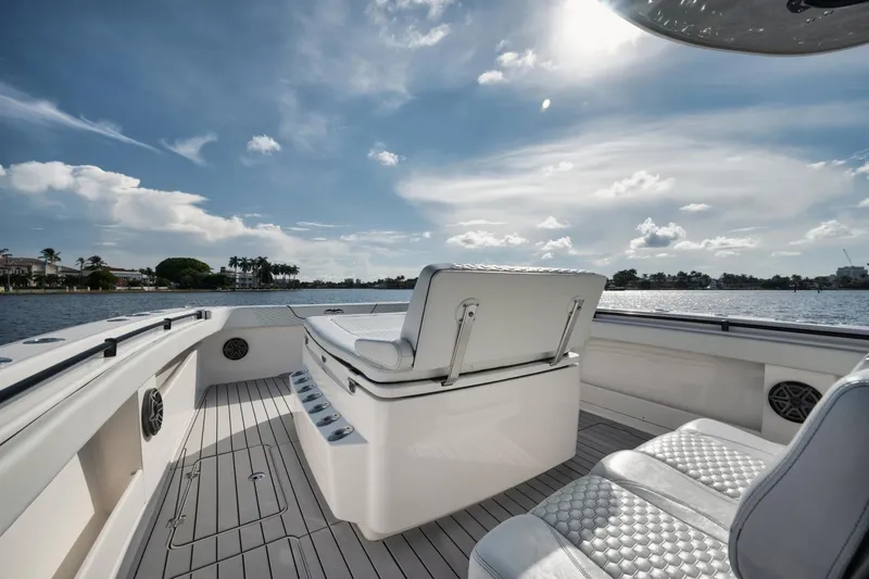 40 Invincible Yacht Photos Pics 