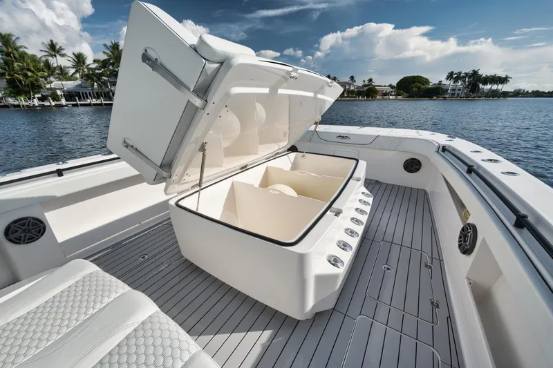 40 Invincible Yacht Photos Pics 