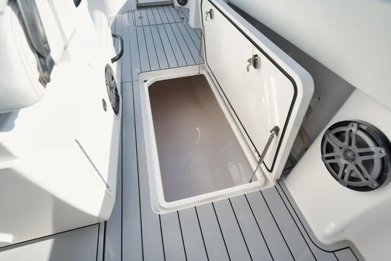 40 Invincible Yacht Photos Pics 