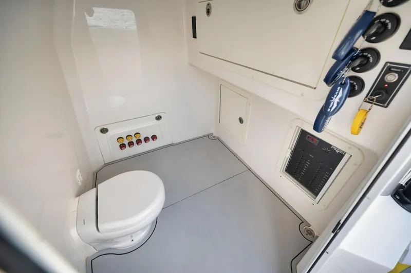 40 Invincible Yacht Photos Pics 