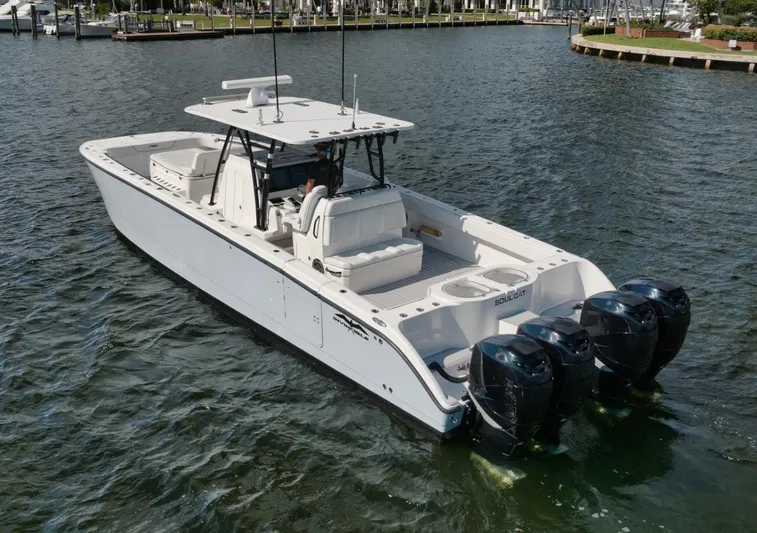 40 Invincible Yacht Photos Pics 